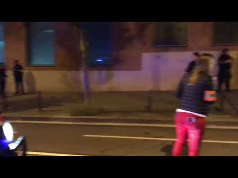 Milers de persones es manifesten davant la Guàrdia Civil a Barcelona