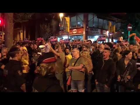 Crits d' A por ellos davant la caserna de la Guàrdia Civil a Barcelona