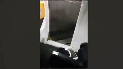 راكب يفتح باب الطوارئ محاولا الخروج من الطائرة