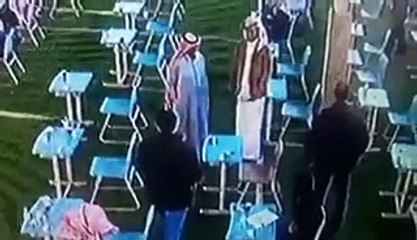 معلم ينزعالجاكيتالخاص به ويلبسه لطالب أثناء اختبار