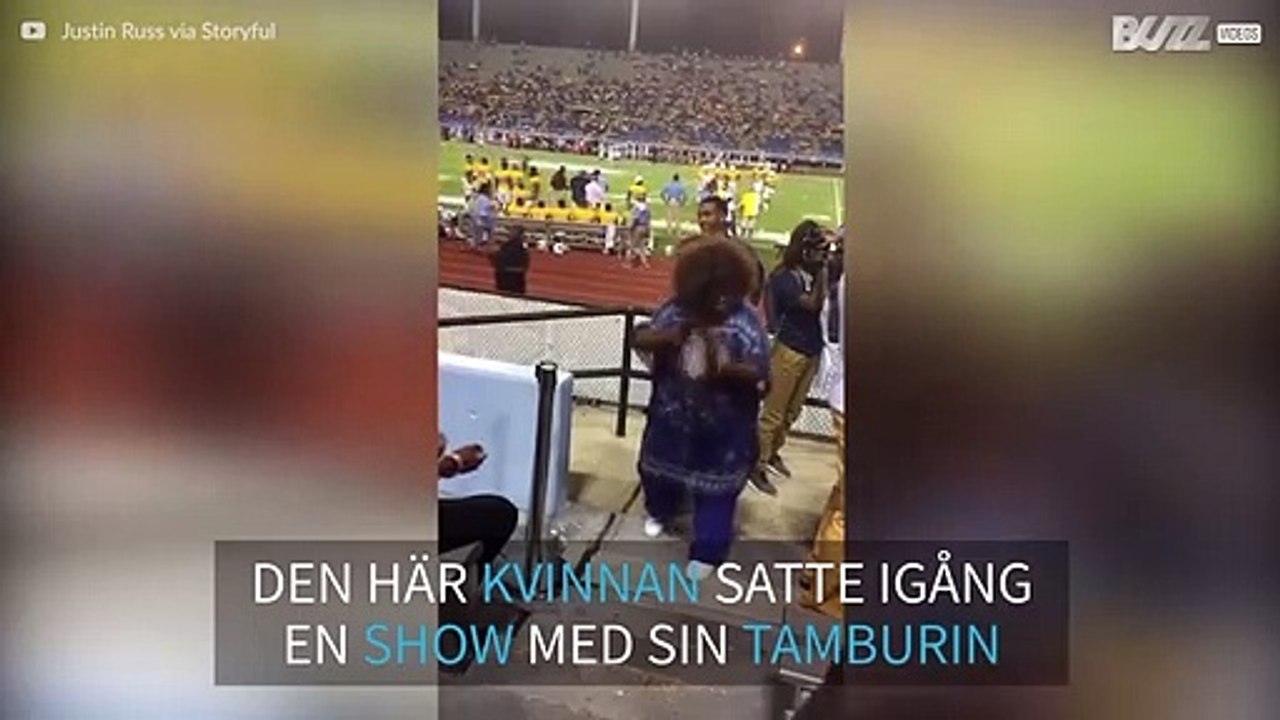 Den här kvinnan blev fotbollsmatchens största attraktion