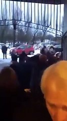 جنازة تتحول إلى ساحة حرب بين أقارب متوفى
