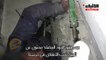 لحظة إنقاذ طفلة سورية من تحت انقاض مبني دمرته غارة على حرستا