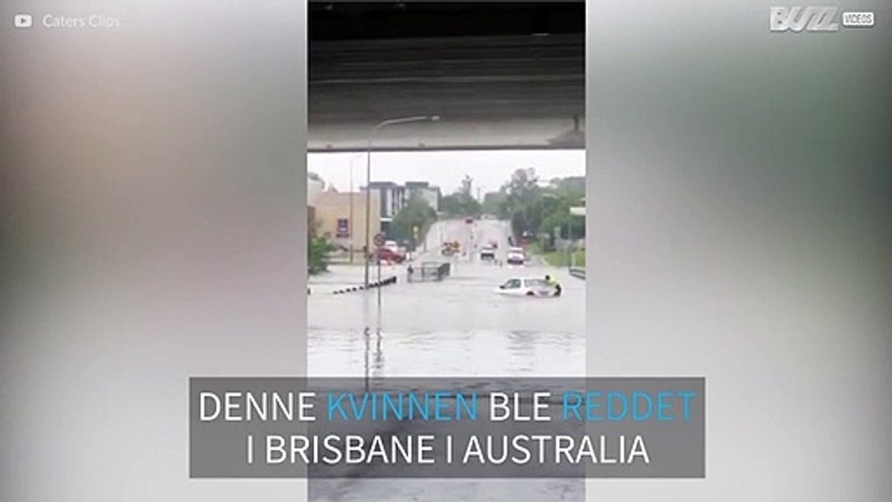 Kvinne reddes fra oversvømt bil