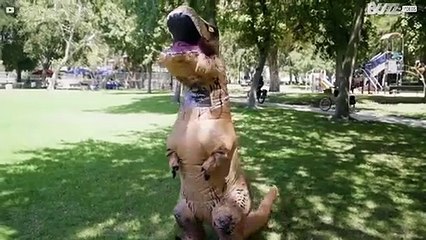 Episk kamp mellom Wonder Baby og T-Rex!