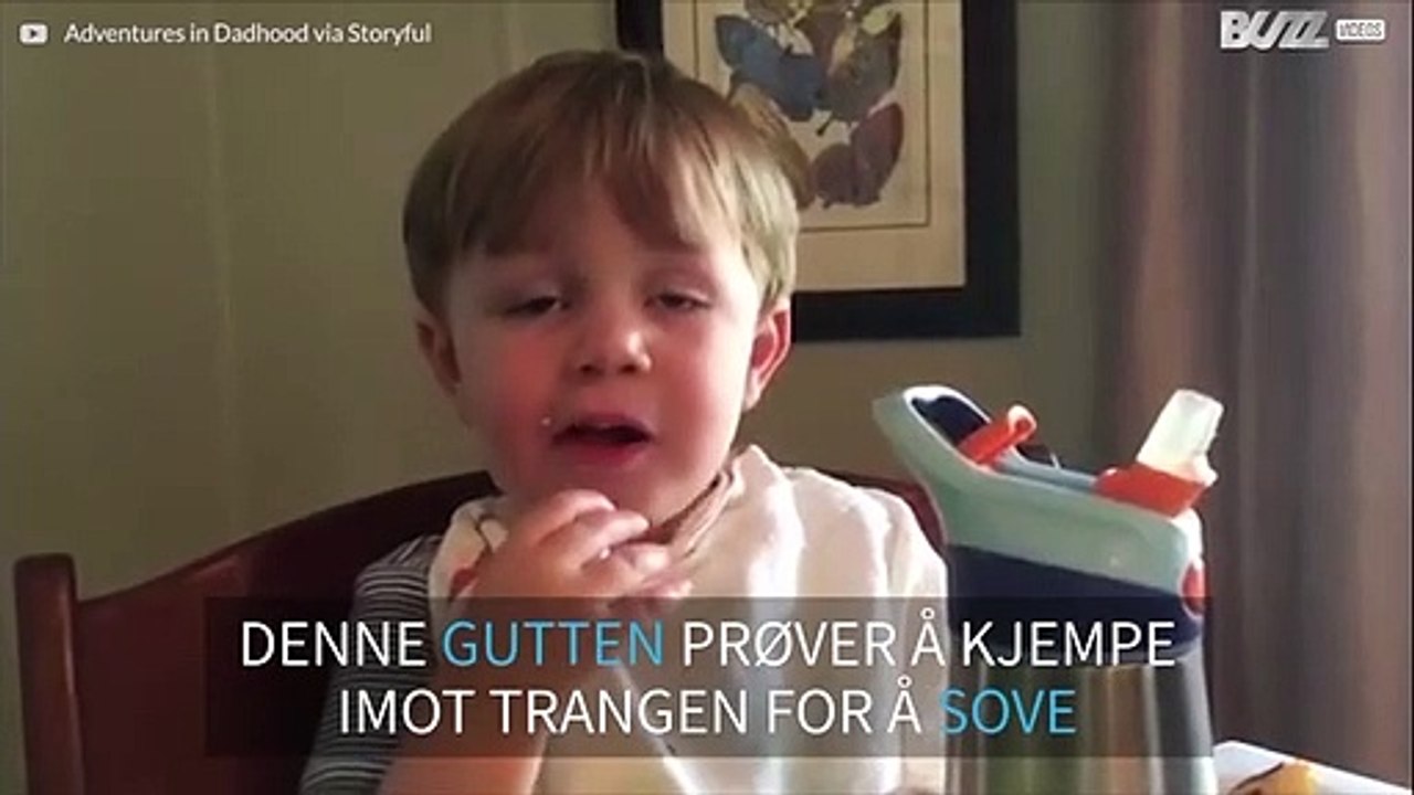 Liten gutt vet ikke om han skal sove eller spise