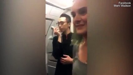 بالفيديو يتقدم بعرض زواج لحبيبته على ارتفاع 70000 قدم