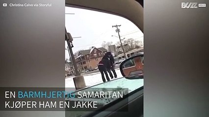 En kvinne gir en hjemløs mann en jakke etter å ha sett ham ute i kulden