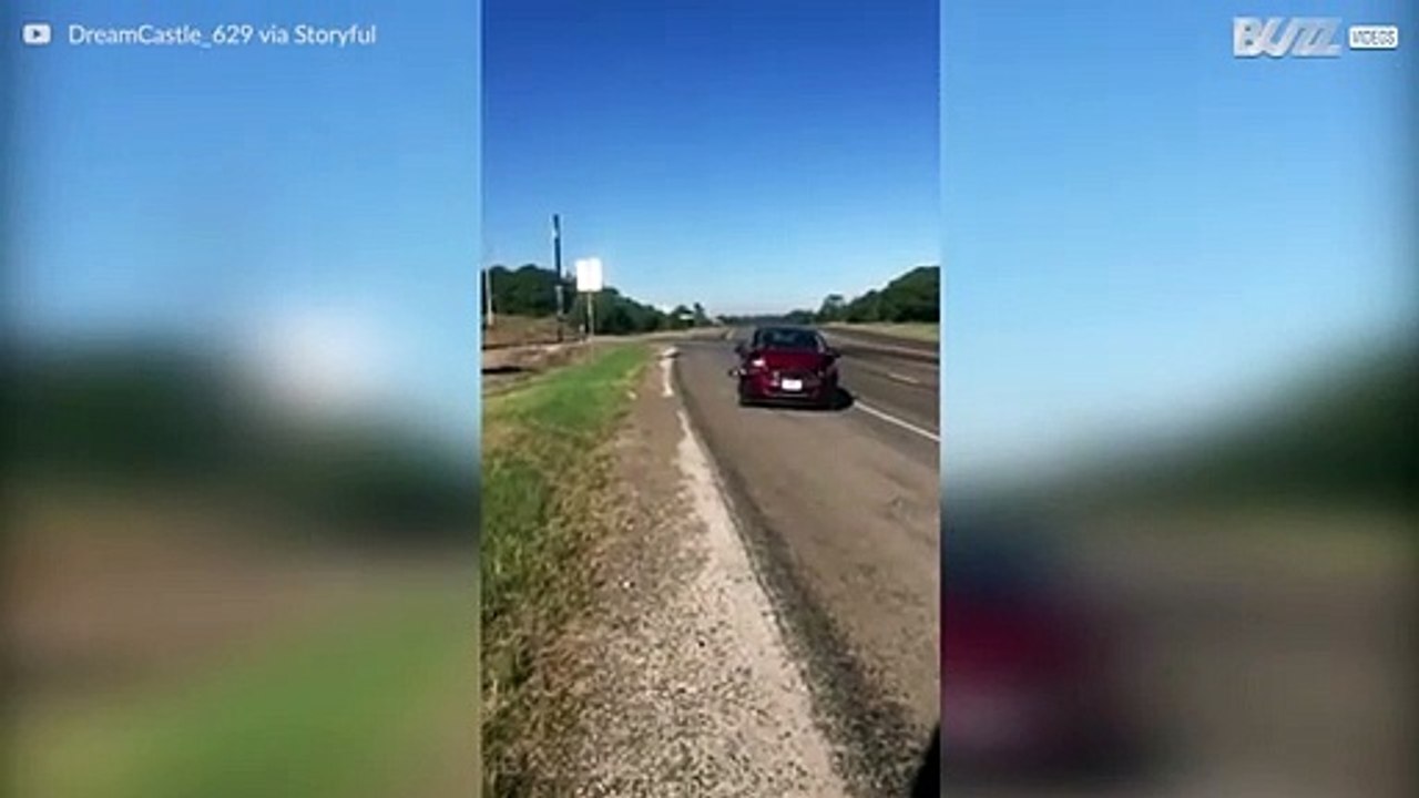 Mann synger med til lyden av et bilhorn etter en ulykke