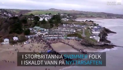 Hundrevis av mennesker dykker ut i vannet i Storbritannia på nyttårsaften
