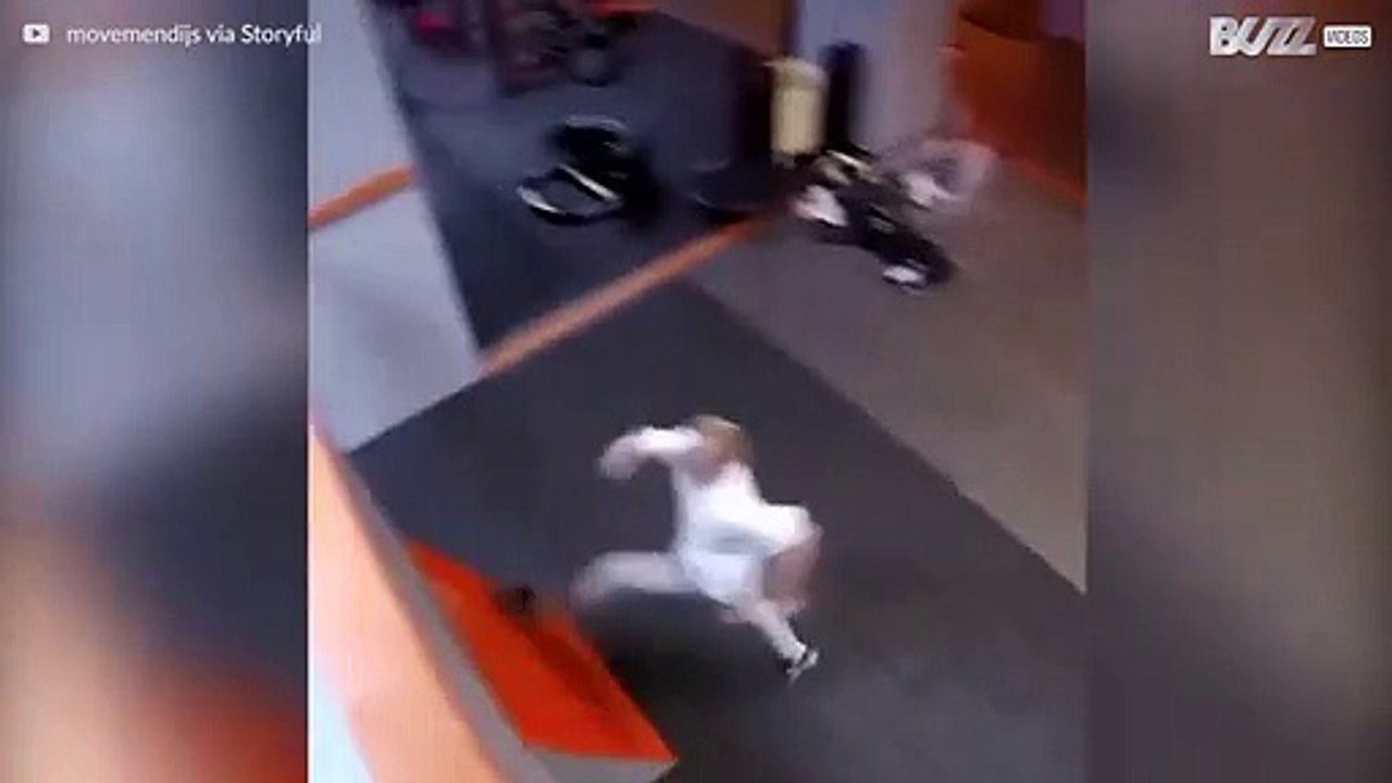 Tenåring tar et par superraske parkour triks