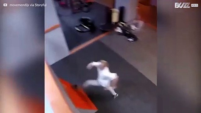 Tenåring tar et par superraske parkour triks