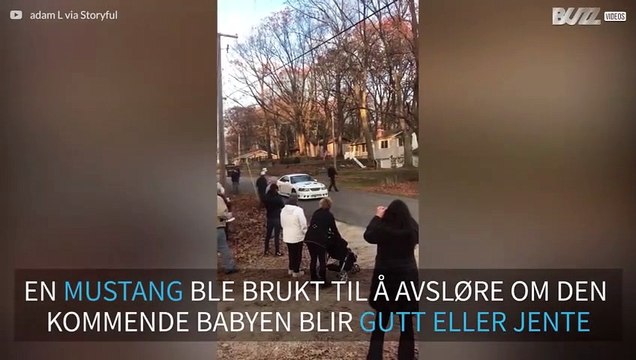 Vordende pappa bruker Mustangen til å avsløre for familien om det blir gutt eller jente