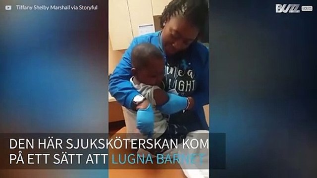 Sjuksköterska lugnar ett barn som ska ta en spruta med 50 kr!