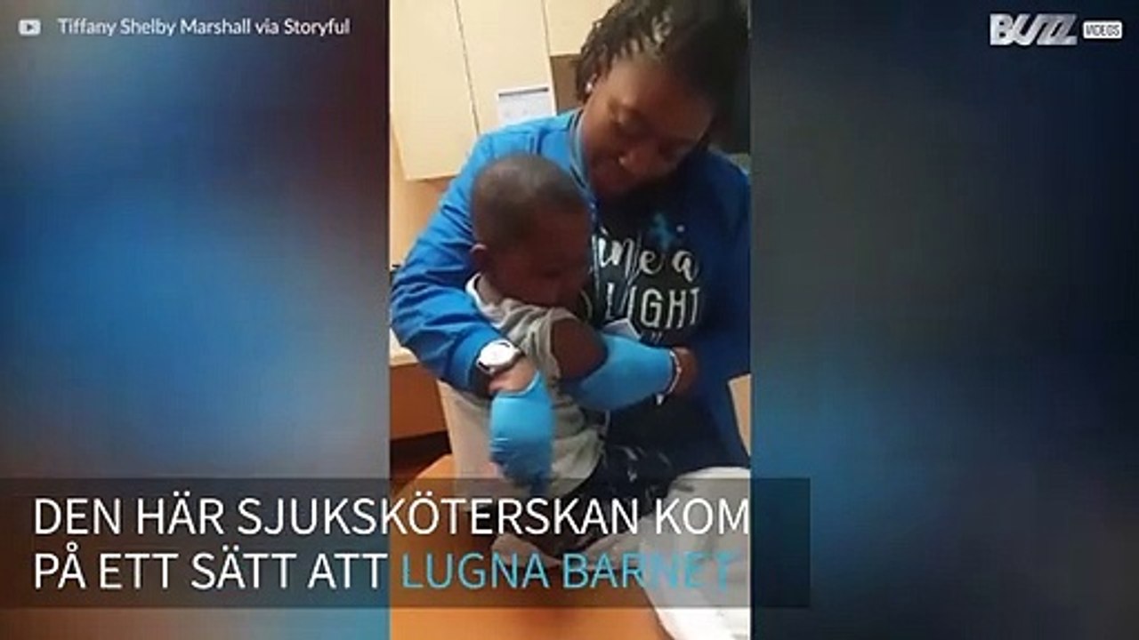 Sjuksköterska lugnar ett barn som ska ta en spruta med 50 kr!
