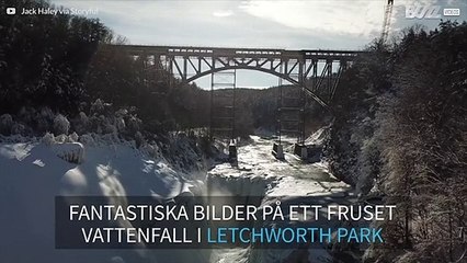Vackra bilder över ett fruset vattenfall i staten New York
