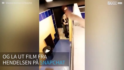 Innelåst på do, denne jenta filmer "redningsaksjonen"