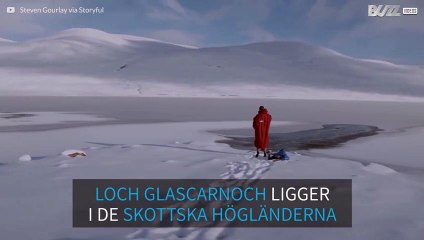 Den här killen simmade i en isbelagd sjö i de skotska högländerna