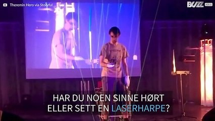 Mann spiller "Tetris theme" på en laserharpe!