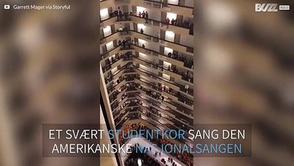 Studentkor synger den amerikanske nasjonalsangen på Louisville hotell