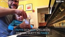 Bebis spelar piano med fötterna!