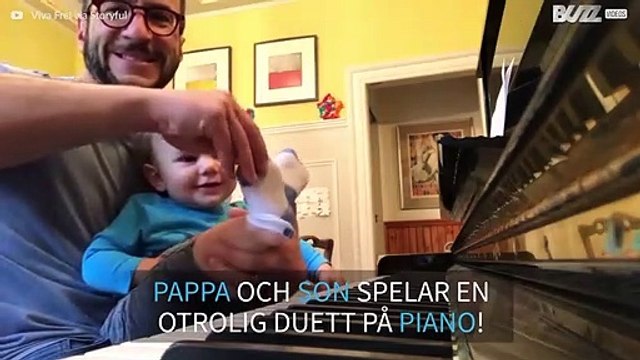 Bebis spelar piano med fötterna!
