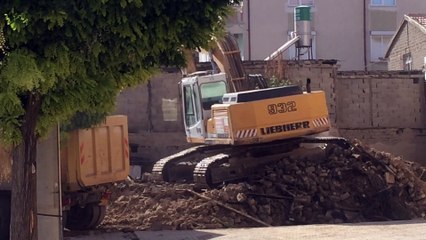 İş makinesi ile kos koca evi yerle bir etti moloz yğını üzerinde gezindi