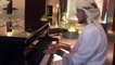 مشجع اماراتي يخطف الأنظار بعزفه على بيانو في خليجي 23