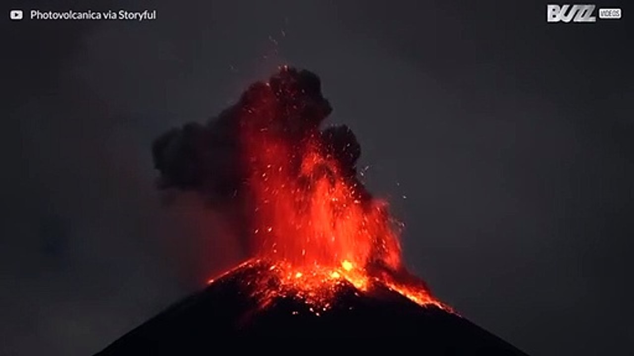 Spektakulära bilder av då vulkanen Reventador f...