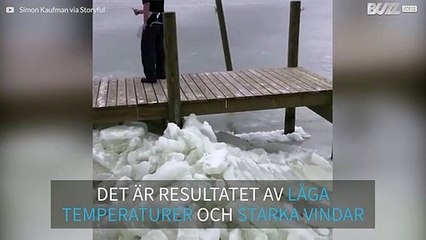 Isflak puttas upp på en kaj i North Carolina