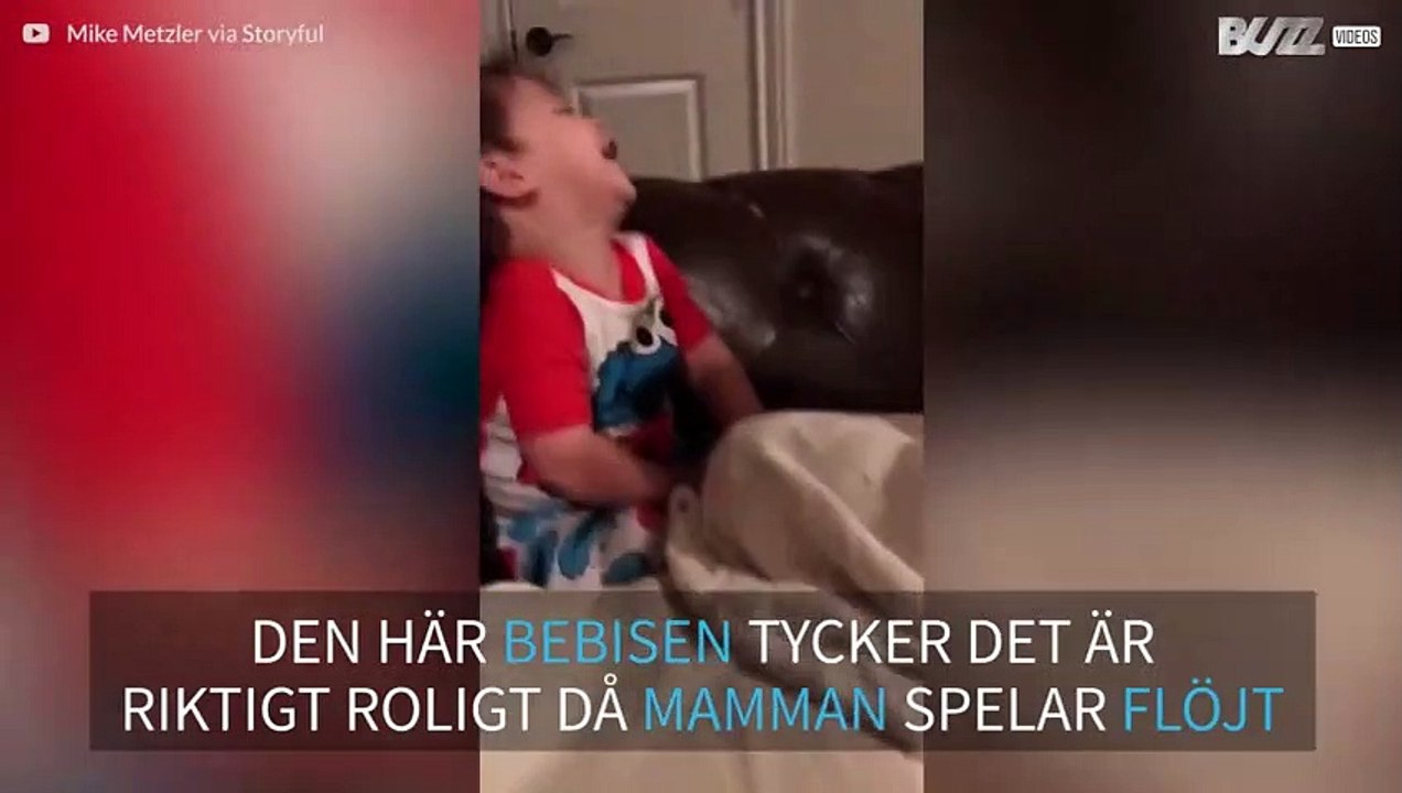 Bebis kan inte sluta skratta då mamman spelar f...