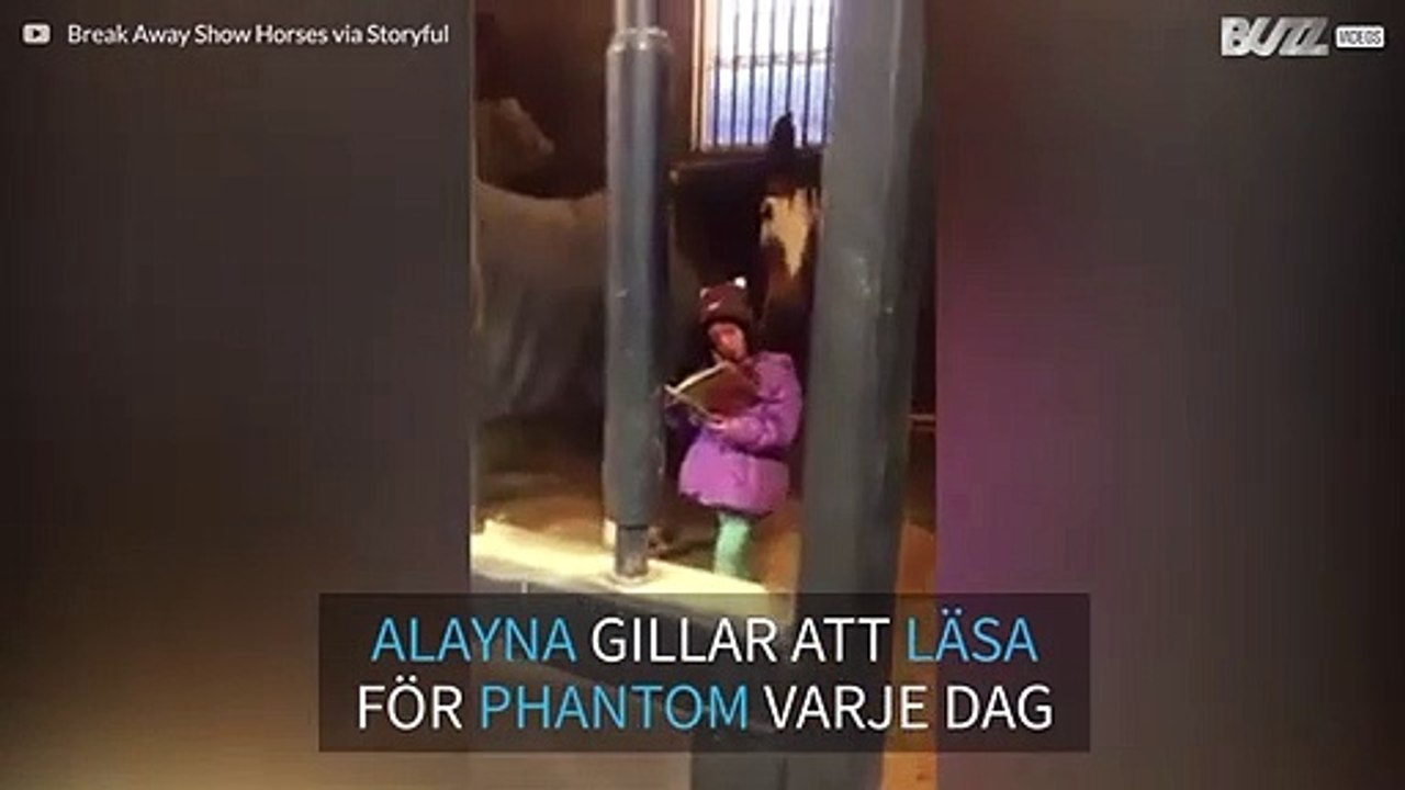 Gullig flicka läser en saga för en häst varje dag
