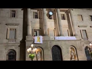 Retiren el llaç groc de l'Ajuntament de Barcelona
