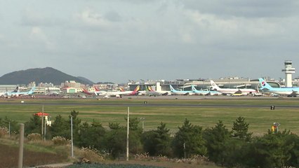 여객기 두 대 이륙 전 스치며 충돌...손상 모르고 운항 / YTN