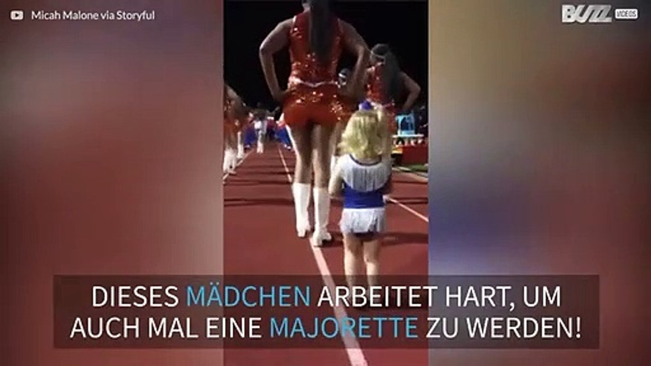 Mädchen stiehlt allen die Show!