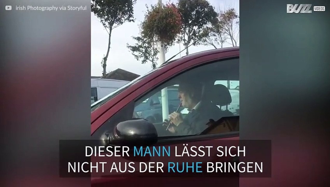 Mann spielt Flöte am Steuer
