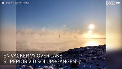 Magisk morgondimma över en sjö i USA