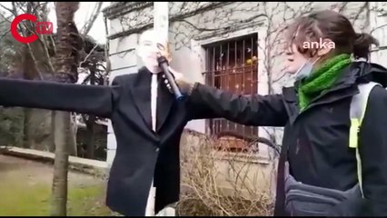 BOĞAZİÇİLİ ÖĞRENCİLER, HAZIRLADIKLARI "KUKLA REKTÖR" İLE RÖPORTAJ YAPTI