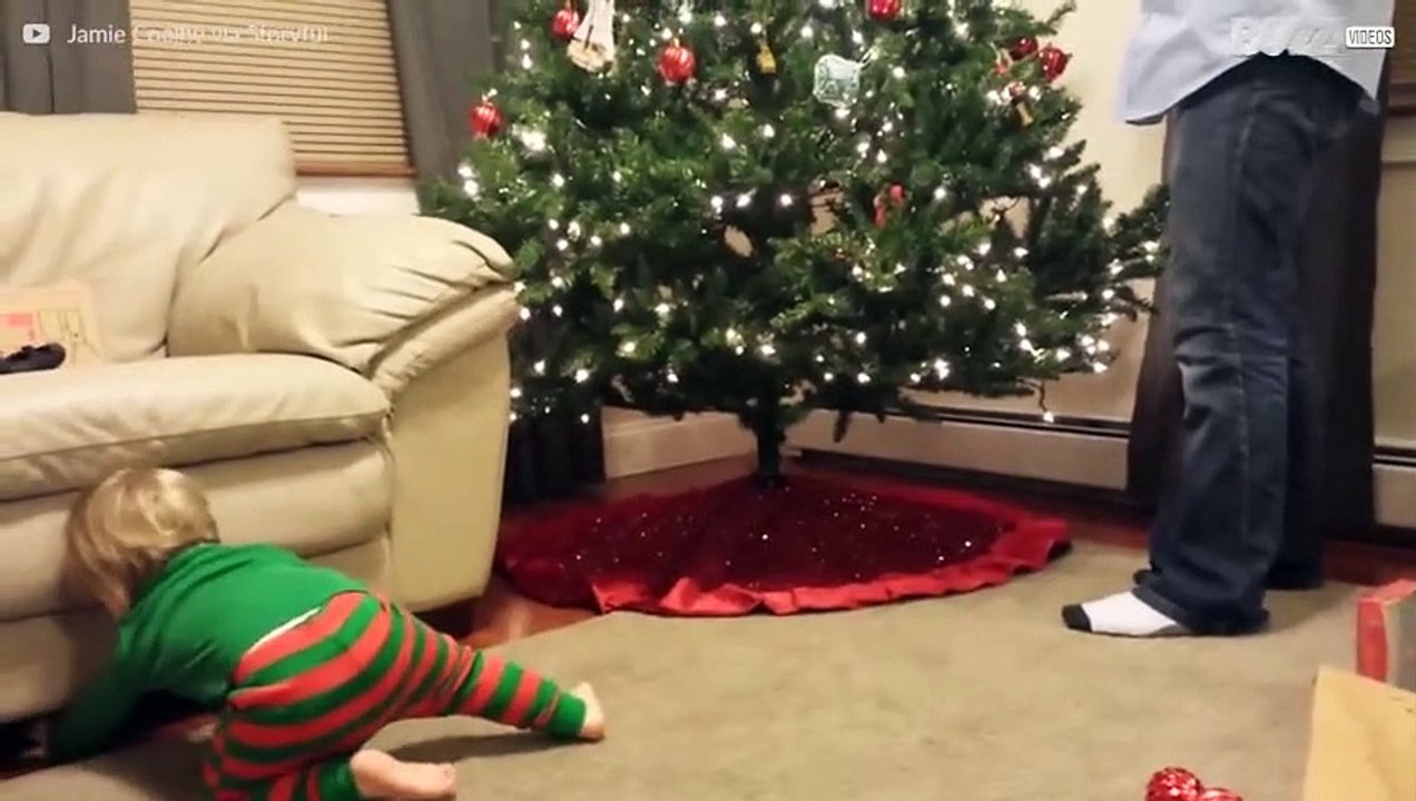 Bebistomte hjälper till att pynta julgranen