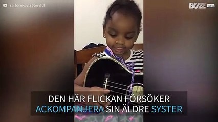 En treåring uppför en Broadwaymusikal med sin syster