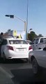 مضاربة عنيفة أمام إشارة مرور تعطل السير وتزعج قائدي المركبات في السعودية