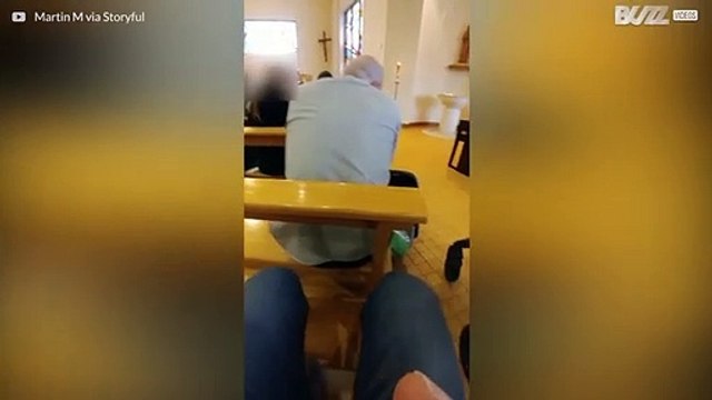 Irländskt fotbollsfan kan inte låta bli att kolla på matchen under mässan!