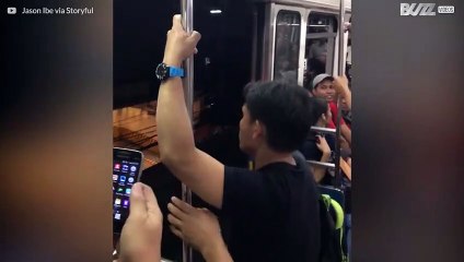 Läskigt! Tågdörrarna står öppna under körning