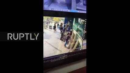 فيديو يوثق لحظة طعن شاب فلسطيني رجل أمن إسرائيلي بالقدس