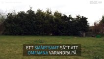 Killar omfamnar varandra på ett smärtsamt sätt