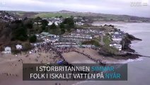 Hundratals personer dök ner i det kalla vattnet i Storbritannien på nyår