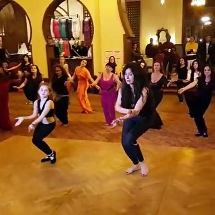 فتاة صغيرة تسرق الأنظار من دينا خفة في اتقان الحركات