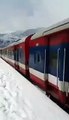 قطار يخترق الثلوج المتراكمة على سكة الحديد