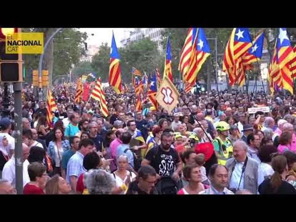 Milers de persones es manifesten a Barcelona en el segon aniversari de l’ 1-O