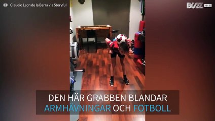 Den här grabben gör otroliga armhävningar med fotboll